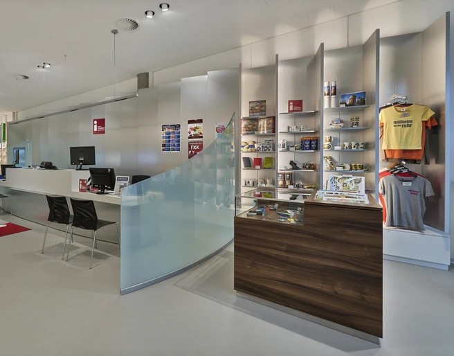 Touristinfo, Mülheim an der Ruhr Ein modernes Ladenlokal mit Informations- und Verkaufstheke, optimal für Touristen und Touristinnen.