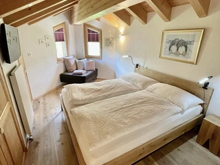 Schlafzimmer mit Doppelbett und Zusatzbett