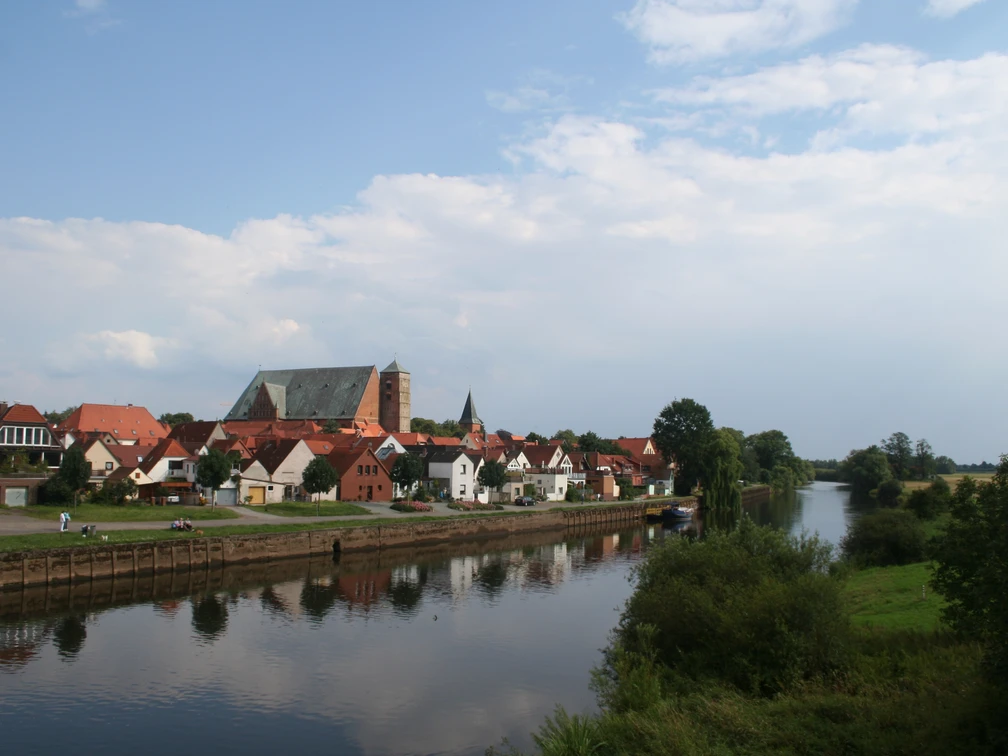 Reiterstadt Verden an der Aller Eine malerische Altstadt mit Fachwerkhäusern und Kirche spiegelt sich im Fluss Verden wider.