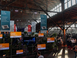 Kongress TPAO Hamburg, Schuppen 52  Helle Konferenzhalle mit modernen Ständen und Besuchern, durchflutet von natürlichem Licht.</p>Bright conference hall with modern stands and visitors, flooded with natural light</p>.