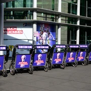 Rikolonia_Event Handball I.jpeg Reihe von Werbbeleuchtungen für das REWE-Finale der DFB-Pokal-Saison vor einer modernen Halle.</p>Series of advertising lights for the REWE final of the DFB Cup season in front of a modern hall.</p> <p