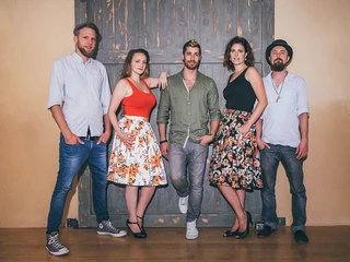 reinakustisch-akustikband-event-party-11.jpg Fünf Personen in Freizeitkleidung posieren vor einer Holztür, lässig und selbstbewusst.</p>Five people in casual clothes pose in front of a wooden door, casual and self-confident.</p> <p