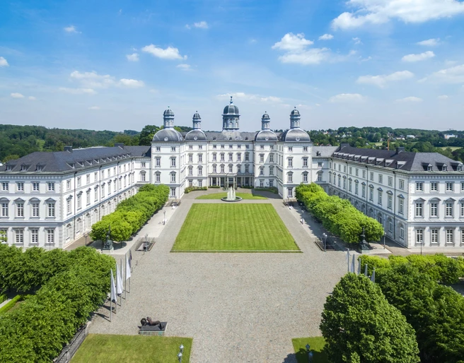 Aussenansicht Althoff Grandhotel Schloss Bensberg Luftaufnahme von Schloss Bensberg in Bergisch Gladbach mit weitem, grünem Vorplatz.</p>Aerial view of Bensberg Castle in Bergisch Gladbach with a wide, green forecourt.</p> <p