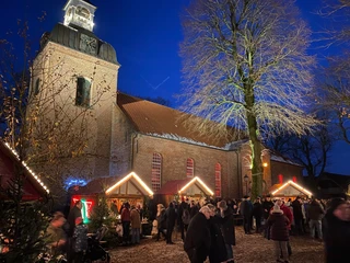 Winterlicher Budenzauber auf dem Kirchplatz.jpg
