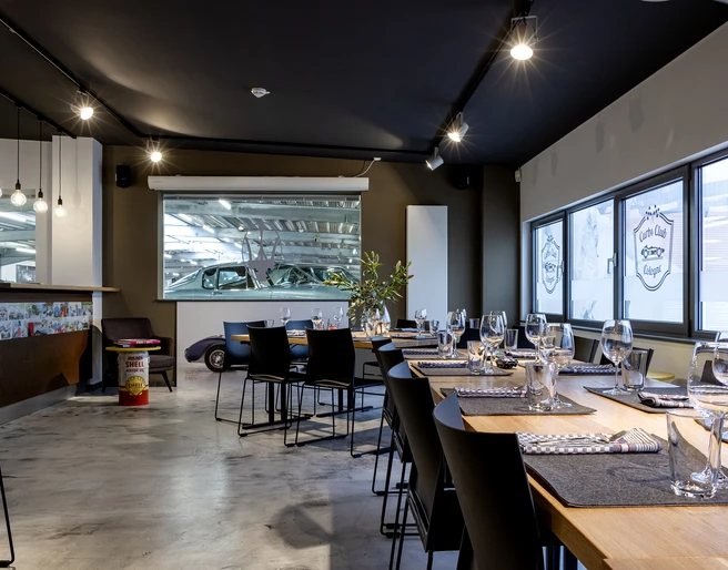 _MG_0363.jpg Klares Restaurantinterieur mit gedeckten Tischen, großer Fensterwand und modernem, stilvollem Design.Clean restaurant interior with set tables, large window wall and modern, stylish design.