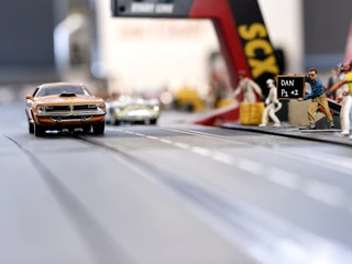 _MG_0557.jpg Rennauto auf Miniaturstrecke mit Figuren am Rand in einer Modelllandschaft.Racing car on a miniature track with figures at the side in a model landscape.