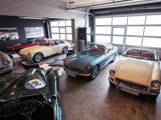 IMG_7078.jpg Alte Sportwagen in einer stilvollen Halle mit Betonwänden und großen Fenstern.Old sports cars in a stylish hall with concrete walls and large windows.