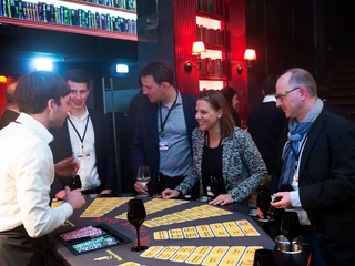 Hopfen & Malz. Bier Black-Jack Menschen am Blackjack-Tisch in eleganter Umgebung mit roter Beleuchtung, spielend und plaudernd.</p>People at the blackjack table in elegant surroundings with red lighting, playing and chatting.</p> <p