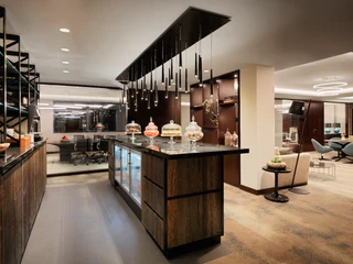 Hyatt-Regency-Cologne-Meeting-Campus-Lounge.jpg Luxuriöse Hotellounge mit moderner Einrichtung, eleganter Bar und stilvoller Sitzbereich im Hintergrund.Luxurious hotel lounge with modern furnishings, elegant bar and stylish seating area in the background.
