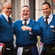 Typical Köbesse Drei Köbesse, Kellner in traditioneller blauer Kleidung mit Krawatte, die herzlich lachen. Sie strahlen eine freundliche und einladende Atmosphäre aus, wie man sie oft in Brauhäusern findet. Ihre Fröhlichkeit vermittelt ein Gefühl von Geselligkeit und Gastfreundschaft.Three Köbesse, waiters in traditional blue clothing with ties, laughing heartily. They radiate the kind of friendly and welcoming atmosphere often found in breweries. Their cheerfulness conveys a feeling of conviviality and hospitality.