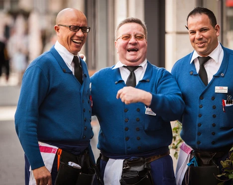 Typische Köbesse Drei Köbesse, Kellner in traditioneller blauer Kleidung mit Krawatte, die herzlich lachen. Sie strahlen eine freundliche und einladende Atmosphäre aus, wie man sie oft in Brauhäusern findet. Ihre Fröhlichkeit vermittelt ein Gefühl von Geselligkeit und Gastfreundschaft.Three Köbesse, waiters in traditional blue clothing with ties, laughing heartily. They radiate the kind of friendly and welcoming atmosphere often found in breweries. Their cheerfulness conveys a feeling of conviviality and hospitality.