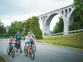 Familie auf Bikes am Viadukt in Willingen Familie auf Bikes am Viadukt in Willingen
