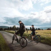 Biker im Feld auf der GeoRadroute Ruhr-Eder Biker im Feld auf der GeoRadroute Ruhr-Eder