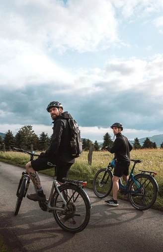 Biker im Feld auf der GeoRadroute Ruhr-Eder Biker im Feld auf der GeoRadroute Ruhr-Eder