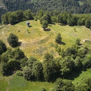 Luftaufnahme der Schwalenburg mit den Wallringen