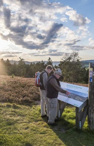 Wanderer an der Infotafel auf dem Kahlen Pön