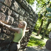 hx-stadtentdecken-andreashub (4).jpg Frau mit ausgebreiteten Armen an der Stadtmauer