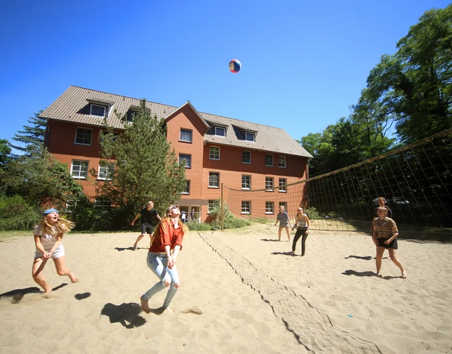 Jugendherberge Lauenburg Sportplatz_Außenansicht.jpg