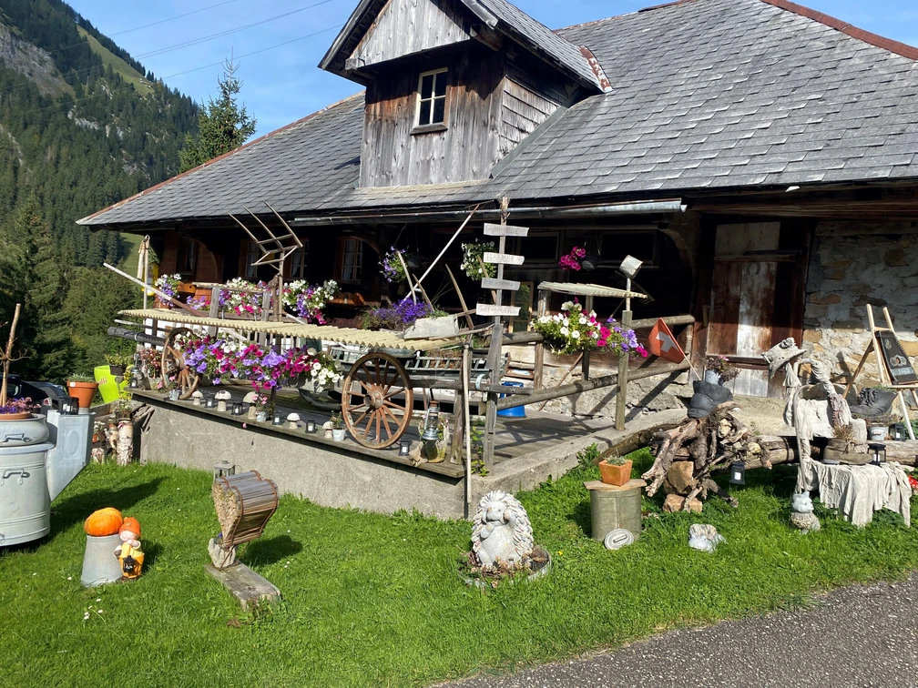 Die Alpwirtschaft Gründli liegt direkt an der Glaubenbergpassstrasse_Joshua Herzog.JPG
