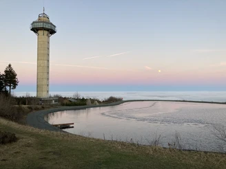 Hochheideturm und Bergsee in pastell