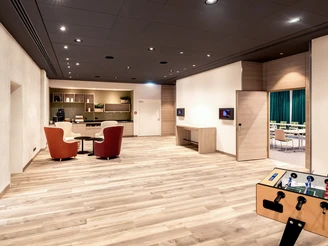 Helles Foyer mit Sitzgelegenheiten und Tischfußball, vor Konferenzraum im IntercityHotel Paderborn.