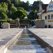 Der künstliche Wasserlauf auf dem Rathausplatz