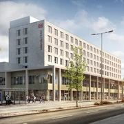 Sechsstöckiges modernes Hotelgebäude mit IntercityHotel-Logo, urban gelegen, von Straße gesäumt.