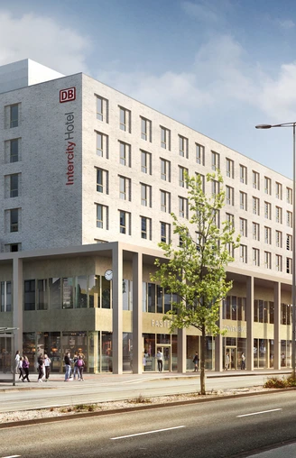 Sechsstöckiges modernes Hotelgebäude mit IntercityHotel-Logo, urban gelegen, von Straße gesäumt.