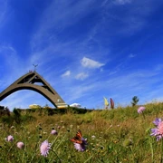 St.-Georg-Skisprungschanze bei blauem Himmel