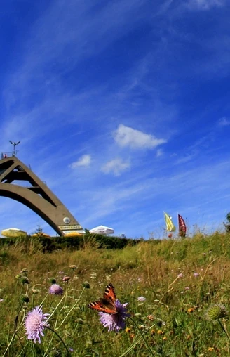 St.-Georg-Skisprungschanze bei blauem Himmel