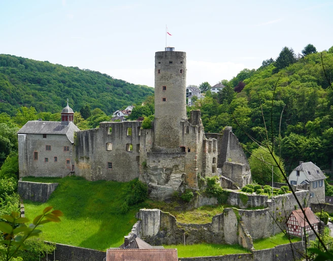 Blick auf Burg Eppstein vom Taunus Schinderhannes Steig
