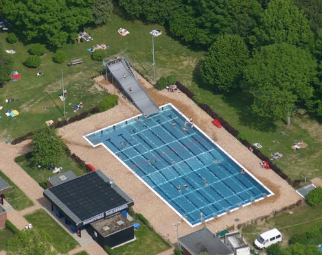Luftaufnahme des Freibads