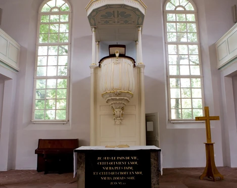 Französische Inschrift am Altar der Kirche