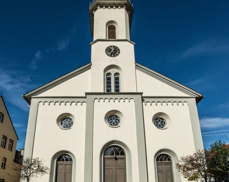 Schlichte Architektur besticht: die Evangelische Kirche in Friedrichsdorf