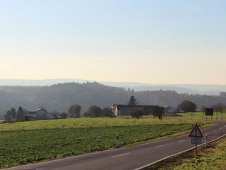 Hochtaunusstraße mit Kreuzkapelle