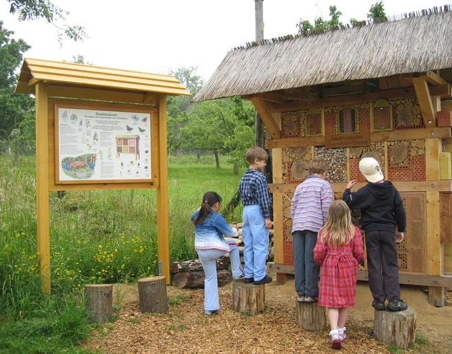 Insektenhotel auf Erlebnisobstwiese FR