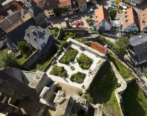 Blick vom Bergfried hinab auf den Burggarten