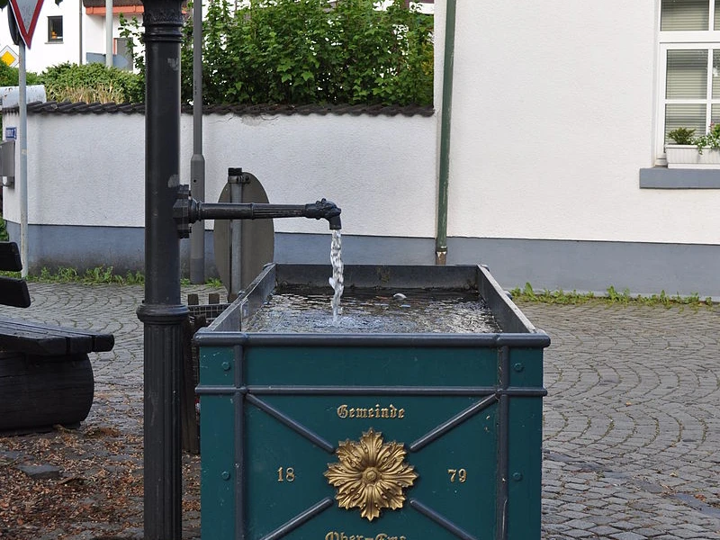 800px-Oberems, Brunnen, Seite