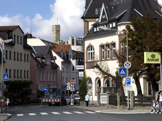 Die Innenstadt Königsteins mit der Burgruine im Hintergrund