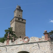 Freiturm Burg Kronberg mit Mauer Prinzengarten