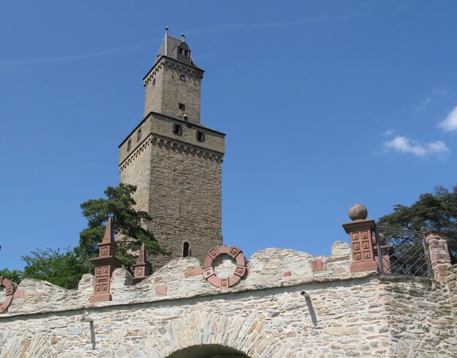 Freiturm Burg Kronberg mit Mauer Prinzengarten