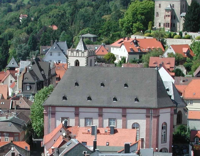 Streitkirche, dahinter der Turm der Johanniskirche