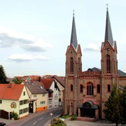 Mitten im Ort steht St. Vitus.