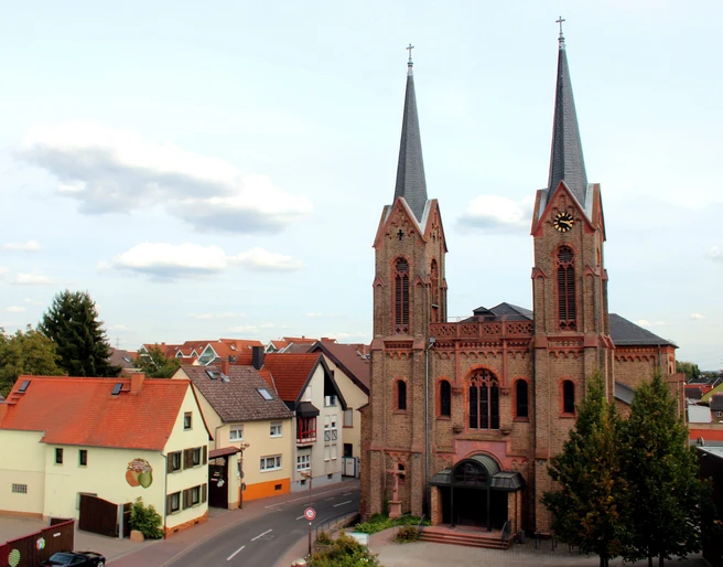 Mitten im Ort steht St. Vitus.