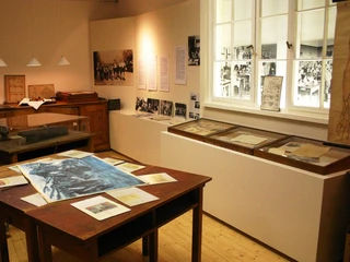 Alte Fotos, Dokumente und Utensilien.