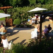 Im Sommer gibt es hier Apfelwein vom Hof.