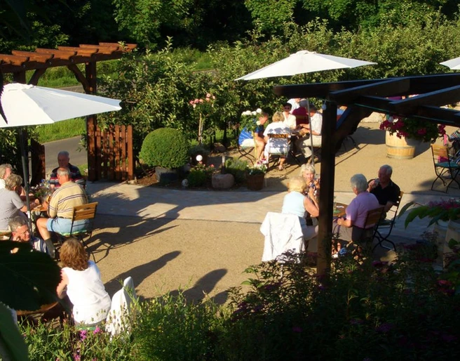 Im Sommer gibt es hier Apfelwein vom Hof.