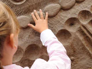 Tastwand im Gesundheitsgarten von Bad Nauheim