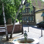 Milchrunnen, Warmbrunnen und Justus von Liebig-Brunnen