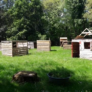 Abenteuerspielplatz Eschborn Zu sehen sind selbstgebaute Holzhütten auf dem Abenteuerspielplatz Eschborn
